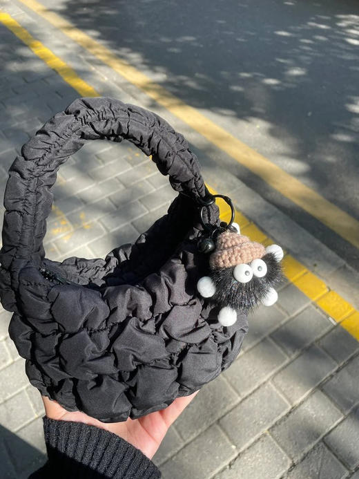 绗缝纹理拉链式指尖云朵包 解锁穿搭新美学 拿捏高级氛围感 细腻面料 mini小包迷你廓形 绗缝艺术的立体叙事 很有层次感 商品图7