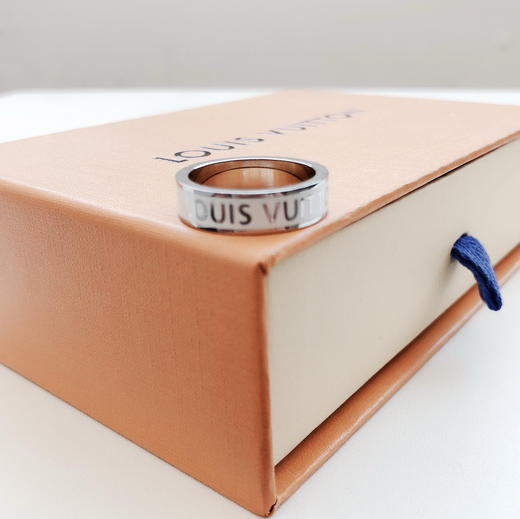 LV珐琅字母图案钢印情侣戒指怦然心动的遇见，肆意绽放的笑颜 商品图4