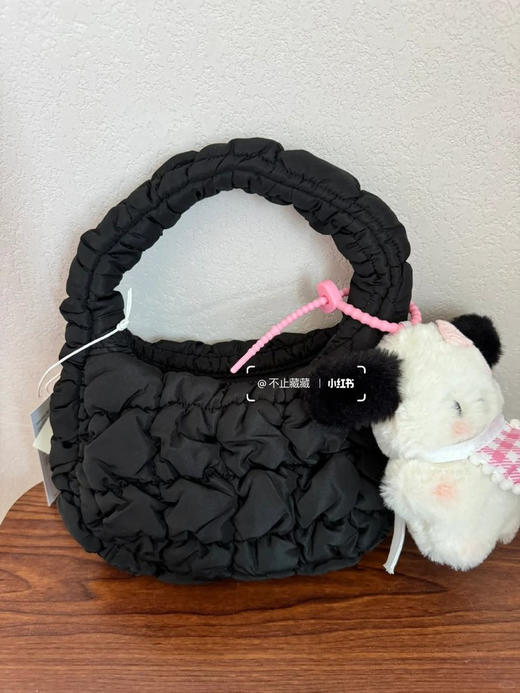 绗缝纹理拉链式指尖云朵包 解锁穿搭新美学 拿捏高级氛围感 细腻面料 mini小包迷你廓形 绗缝艺术的立体叙事 很有层次感 商品图6