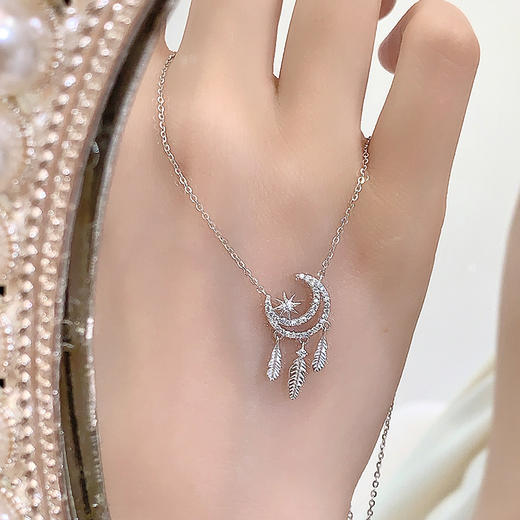 卡蒂罗/KADER 星月歌谣项链  月伴星辰幻梦心月轻奢时尚满钻镶嵌可调节拼接链 月半弯羽毛流苏风铃设计梦幻吊坠 商品图2