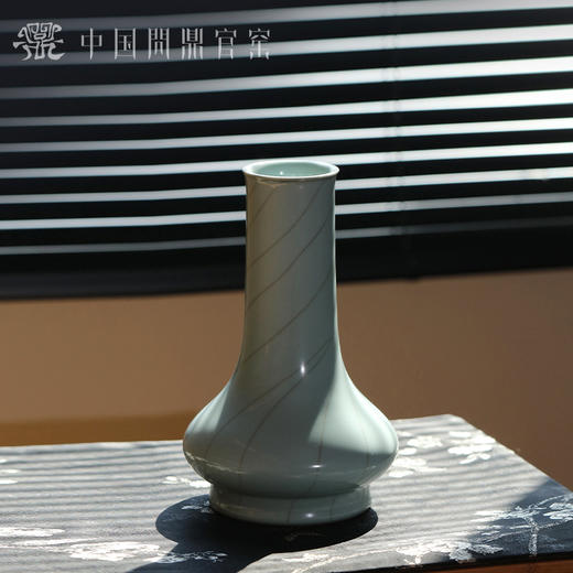 问鼎官窑宋青长颈瓶 商品图0