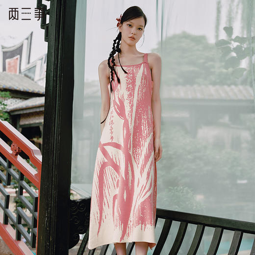 两三事 春闻枝意 2025春季新款国风花卉图案针织吊带裙长款连衣裙 商品图0