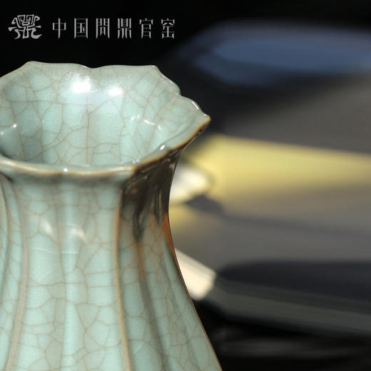 问鼎官窑铁胎金标如意瓶 商品图4