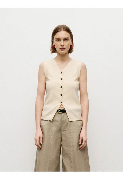 西装式修身V领针织开衫马甲 叠搭好伙伴 铜氨纤维混纺面料 舒适透气且回弹性强 针织马甲版型 垂感出色 四边包边工艺 精致利落 商品图5