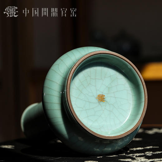 问鼎官窑铁胎金标长颈瓶 商品图2