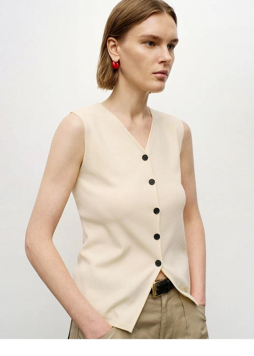 西装式修身V领针织开衫马甲 叠搭好伙伴 铜氨纤维混纺面料 舒适透气且回弹性强 针织马甲版型 垂感出色 四边包边工艺 精致利落 商品图4