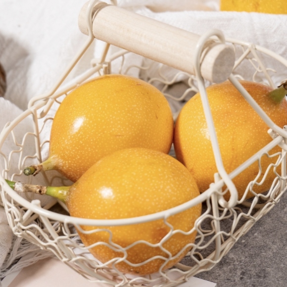 【云南西双版纳热情果】 顺丰到家 果香浓郁 自带花香味 口味独特 香甜多汁 营养丰富 果皮酥脆，运输中裂口一点点不影响正常食用 多种规格任选