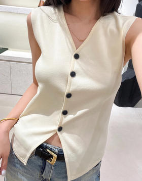 西装式修身V领针织开衫马甲 叠搭好伙伴 铜氨纤维混纺面料 舒适透气且回弹性强 针织马甲版型 垂感出色 四边包边工艺 精致利落