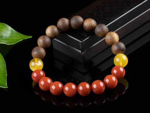 XY0126沉香南红蜜蜡手串 商品图1