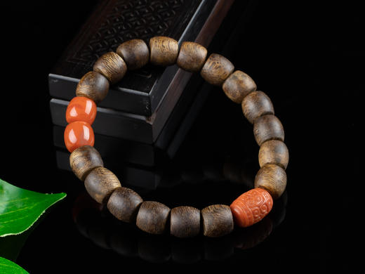 XY0134沉香老型珠南红回纹珠手串 商品图2