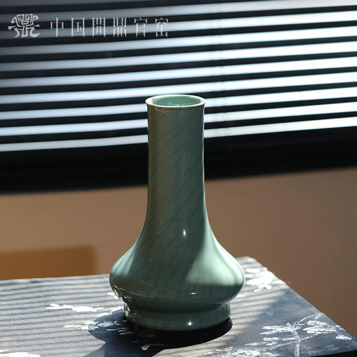 问鼎官窑铁胎金标长颈瓶 商品图3