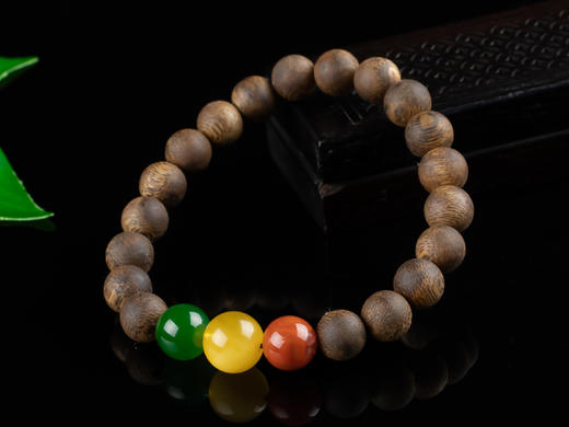 XY0139沉香+南红蜜蜡碧玉吉祥三宝手串 商品图1