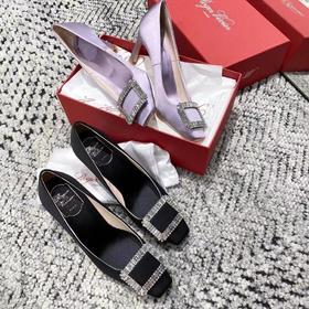 Rogervivier最新的真丝方头鞋，出平底和7.5cm都是非常好驾驭的（JS）