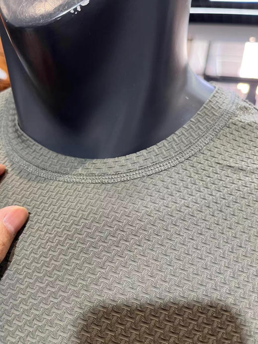 原单正品昂跑最新款夏季冰丝速干竹节网眼三色短袖T恤
高弹力 轻盈柔软更亲肤
颜色：灰色 黑色 橄榄绿
尺码：M L XL XXL 商品图4