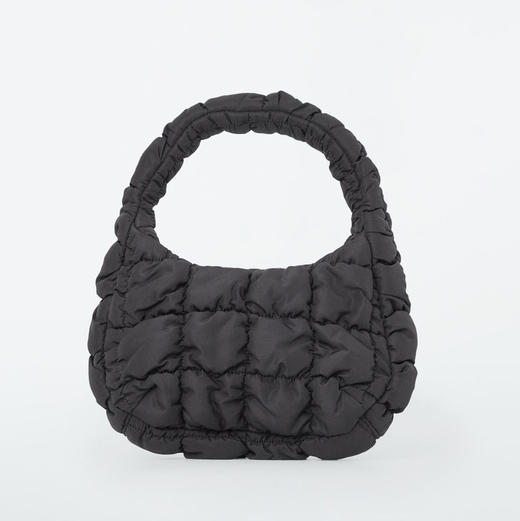 绗缝纹理拉链式指尖云朵包 解锁穿搭新美学 拿捏高级氛围感 细腻面料 mini小包迷你廓形 绗缝艺术的立体叙事 很有层次感 商品图0