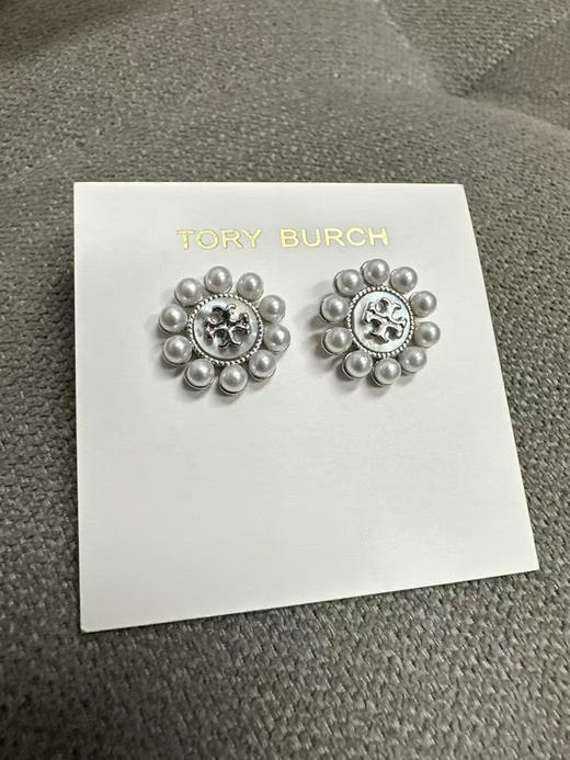 外贸原单 Tory Burch珍珠贝母耳钉，将优雅与时尚完美融合。颜色:金色/银色
材质:黄铜镀金➕天然贝母➕施家小米珠
简易包装 商品图11