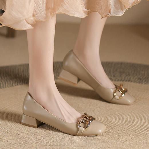 品质好货|Safiya/索菲娅2025春夏优雅通勤圆头锁链金属低跟浅口单鞋SF32115706 商品图1