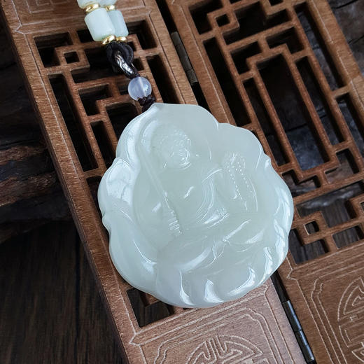 【天然正品】天然青海料细腻油润度佳无纹裂坐莲持剑菩萨平安无事牌和田玉吊坠55.4*51.4*6.8MM（皆取最大值）中性款现售价：1080特价！160325NJM31 商品图7