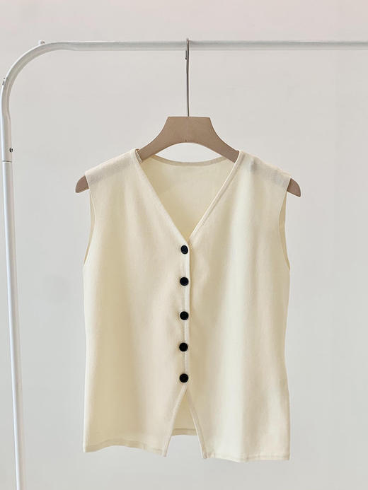 西装式修身V领针织开衫马甲 叠搭好伙伴 铜氨纤维混纺面料 舒适透气且回弹性强 针织马甲版型 垂感出色 四边包边工艺 精致利落 商品图6