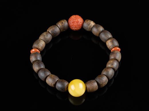 XY0129沉香老型珠蜜蜡南红回纹珠十八子手串 商品图0