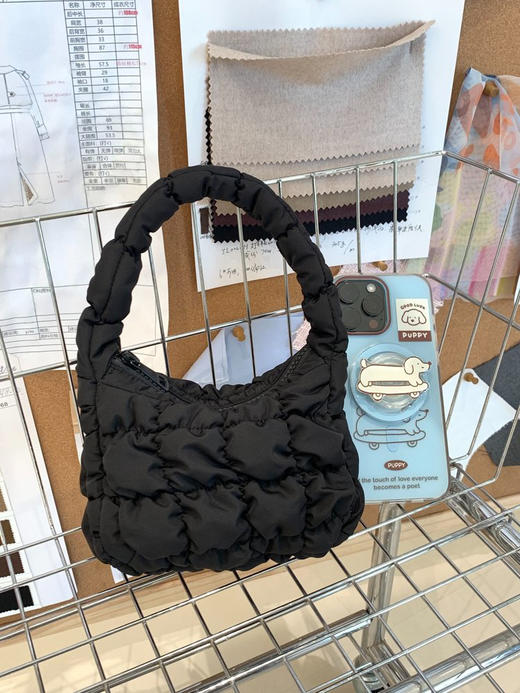 绗缝纹理拉链式指尖云朵包 解锁穿搭新美学 拿捏高级氛围感 细腻面料 mini小包迷你廓形 绗缝艺术的立体叙事 很有层次感 商品图8