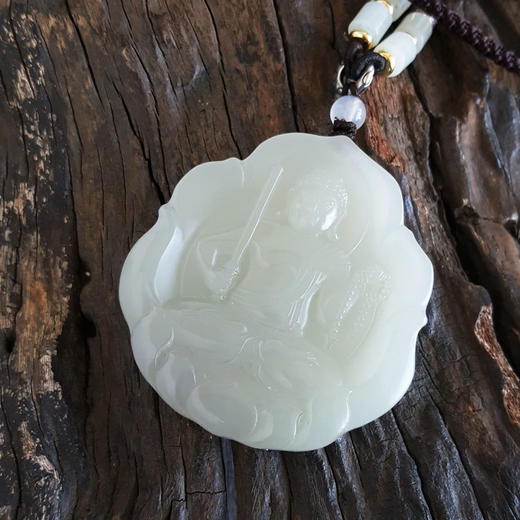 【天然正品】天然青海料细腻油润度佳无纹裂坐莲持剑菩萨平安无事牌和田玉吊坠55.4*51.4*6.8MM（皆取最大值）中性款现售价：1080特价！160325NJM31 商品图3