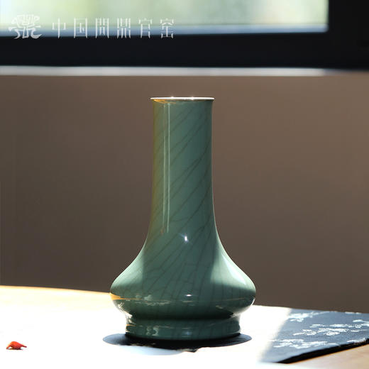 问鼎官窑铁胎金标长颈瓶 商品图0