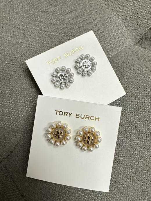 外贸原单 Tory Burch珍珠贝母耳钉，将优雅与时尚完美融合。颜色:金色/银色
材质:黄铜镀金➕天然贝母➕施家小米珠
简易包装 商品图3