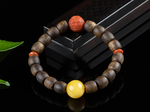 XY0129沉香老型珠蜜蜡南红回纹珠十八子手串 商品图1