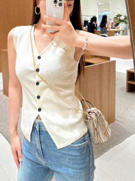 西装式修身V领针织开衫马甲 叠搭好伙伴 铜氨纤维混纺面料 舒适透气且回弹性强 针织马甲版型 垂感出色 四边包边工艺 精致利落 商品图1