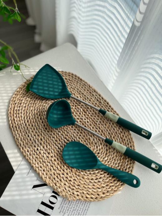 🌈【JP.Sk5硅胶铲勺三件套】采用进口食品硅胶，卫生安全； 家用护锅铲子，🤩不粘锅搭档，保护锅具涂层✔️ 延长锅具使用寿命👏🏻，耐高温，耐热温度高达230度，👍适合任何日常烹饪 商品图1