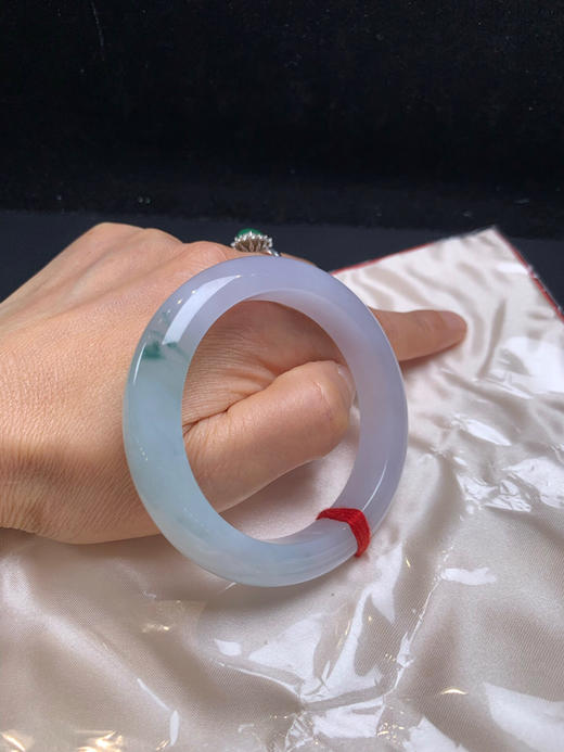 612497，55.5 冰飘花手镯，冰透清爽，局部飘一抹淡雅的蓝花，干干净净 商品图4