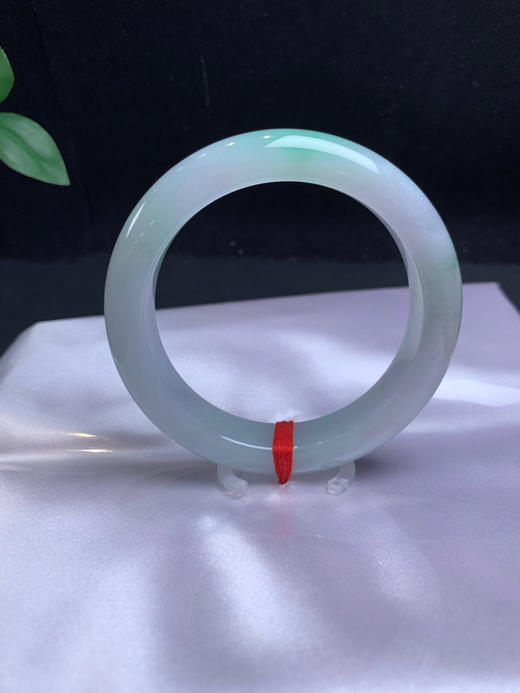 612495，56.5 飘绿正圈手镯，版型非常好，厚妆大气 飘清新绿，局部还带了一点点紫 商品图3