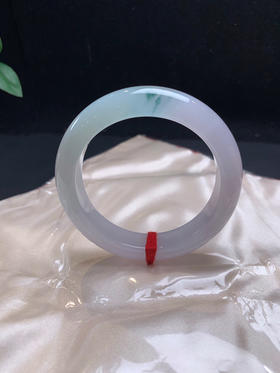 612497，55.5 冰飘花手镯，冰透清爽，局部飘一抹淡雅的蓝花，干干净净