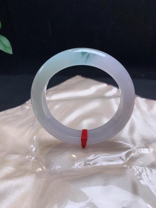 612497，55.5 冰飘花手镯，冰透清爽，局部飘一抹淡雅的蓝花，干干净净 商品图0