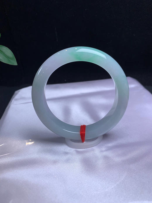 612495，56.5 飘绿正圈手镯，版型非常好，厚妆大气 飘清新绿，局部还带了一点点紫 商品图0