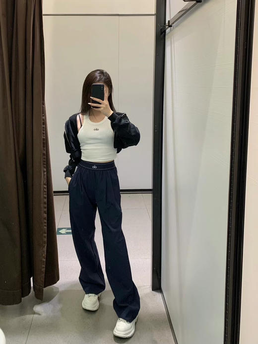 原单正品【Alo yoga神裤】
【春夏款｜腿标梭织阔腿裤】
为春夏而生的Alo神裤！！
飘逸轻盈的感觉 气场全开
又兼顾住了舒适度 上身无压力很自由.
三个色，尺码S M L 商品图3