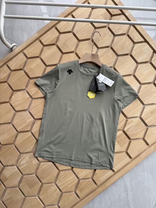 点此购买 迪桑特夏季男女款TOUGH运动透气短袖针织T恤 LL 312582 商品图3