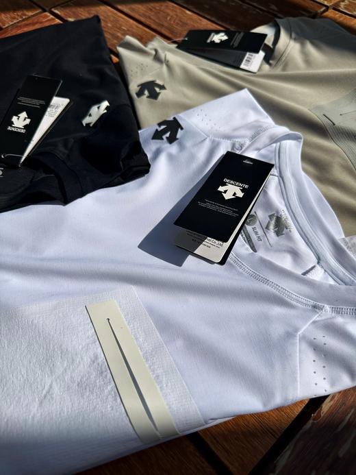 点此购买 迪桑特男士夏季运动健身速干冰丝透气孔短袖T恤 jj 312606 商品图8