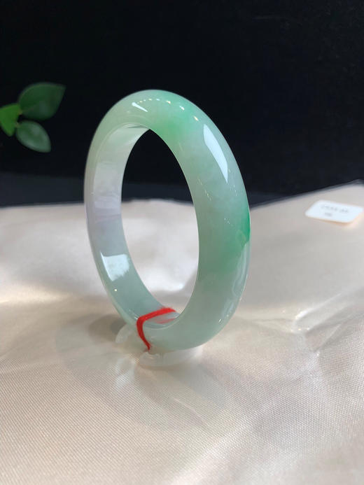 612496，56.5糯冰飘绿手镯 ，淡淡的果绿底，飘清新绿色，整体均匀干净 商品图1