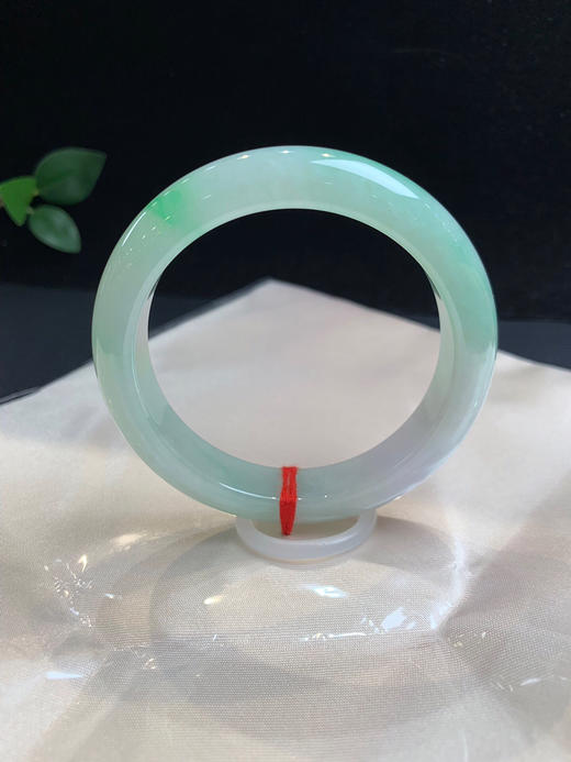 612496，56.5糯冰飘绿手镯 ，淡淡的果绿底，飘清新绿色，整体均匀干净 商品图3