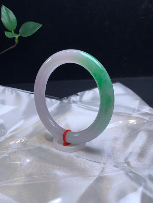 612492，55.8春彩圆条，一大截阳绿色，带淡紫，秀气有特色，局部略有些棉感 商品图1