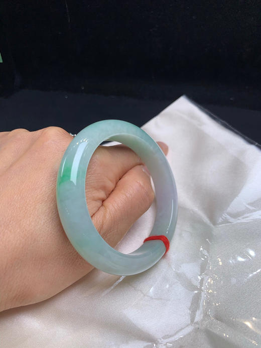 612496，56.5糯冰飘绿手镯 ，淡淡的果绿底，飘清新绿色，整体均匀干净 商品图5