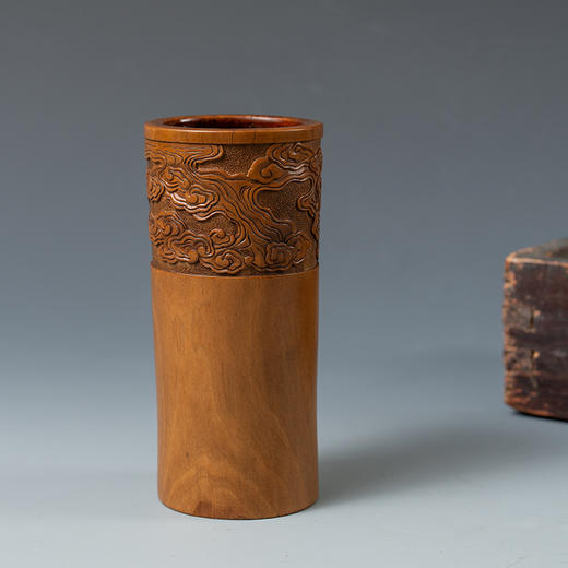 清 黄杨木雕云纹一手握笔筒 商品图0