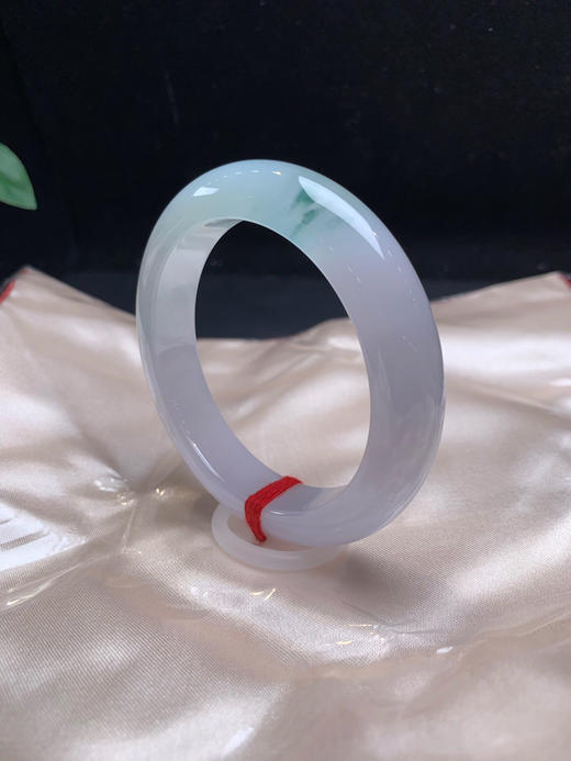 612497，55.5 冰飘花手镯，冰透清爽，局部飘一抹淡雅的蓝花，干干净净 商品图2