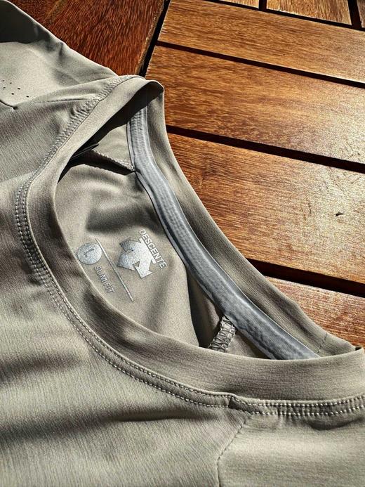 点此购买 迪桑特男士夏季运动健身速干冰丝透气孔短袖T恤 jj 312606 商品图13