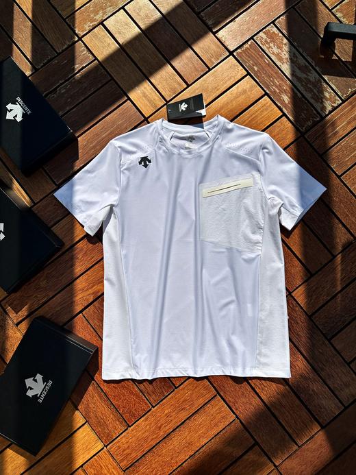 点此购买 迪桑特男士夏季运动健身速干冰丝透气孔短袖T恤 jj 312606 商品图1