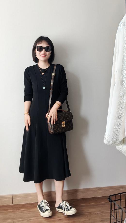 春秋新品垂顺高比例显瘦简洁小黑裙连衣裙 商品图0