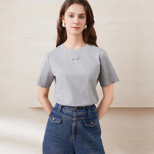 EITIE爱特爱简约圆领正肩直筒显瘦蝴蝶绣花休闲T恤短袖2025夏新款B2502604 商品图6