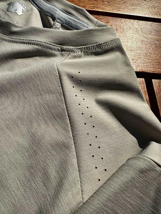 点此购买 迪桑特男士夏季运动健身速干冰丝透气孔短袖T恤 jj 312606 商品图14